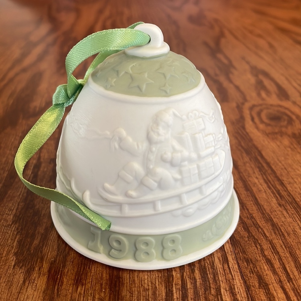 VINTAGE Lladro 1988 Christmas /Holiday porcelain bell ornament mint green ivory